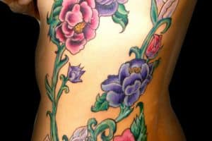 tatuajes de enredaderas para mujeres con color