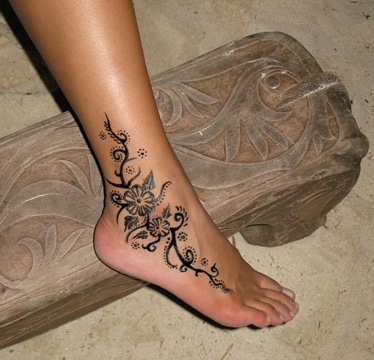 tatuajes de enredaderas para mujeres para pies