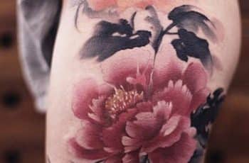 Esplendidos tatuajes de flores chinas para mujeres