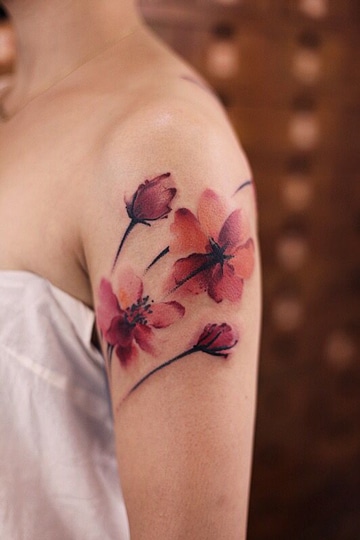 Esplendidos tatuajes de flores chinas para mujeres