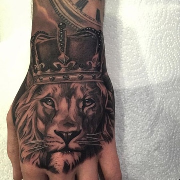 tatuajes de leones en la mano con corona