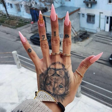 tatuajes de leones en la mano de mujer