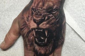 Diseños realistas de tatuajes de leones en la mano