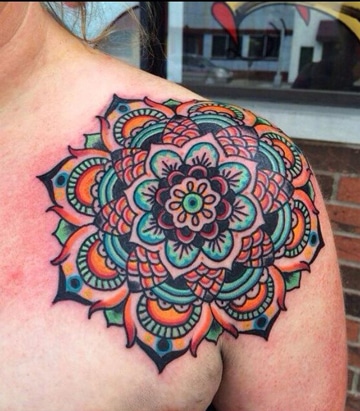 tatuajes de mandalas en el hombro a color