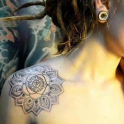El simbolismo de los tatuajes de mandalas en el hombro