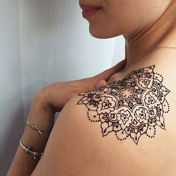 tatuajes de mandalas en el hombro para mujer
