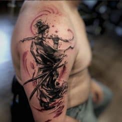 Singulares e históricos tatuajes de samurai en el brazo