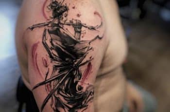 Singulares e históricos tatuajes de samurai en el brazo