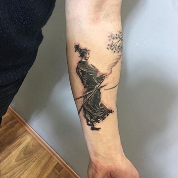 tatuajes de samurai en el brazo pequeños