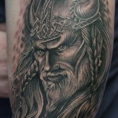 Inmensos y artisticos tatuajes de vikingos en el brazo