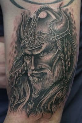 tatuajes de vikingos en el brazo negros