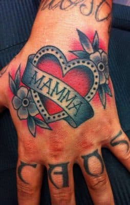 tatuajes dedicados a madres en mano