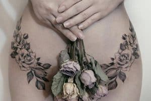 tatuajes en el pubis para mujer flor