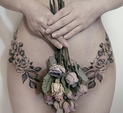 tatuajes en el pubis para mujer flor