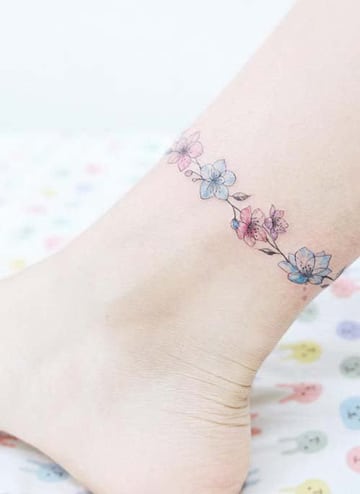 tatuajes en tobillos para mujer con flores