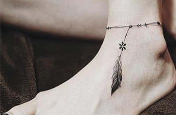 Sutiles y sencillos tatuajes en tobillos para mujer