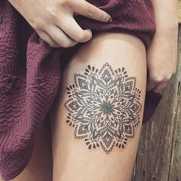 tatuajes femeninos en la pierna de mandala