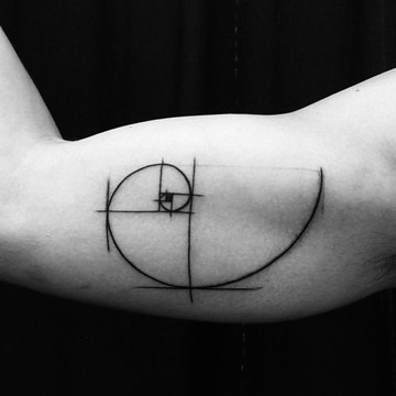 tatuajes geometricos para hombres en brazo