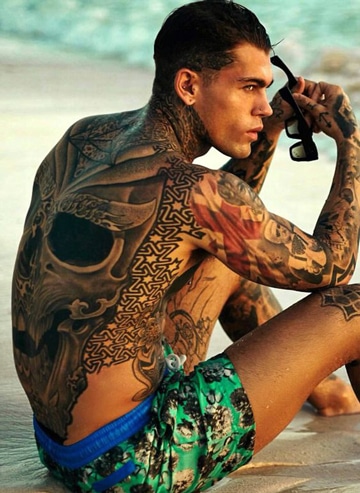imagenes de hombres tatuados en espalda