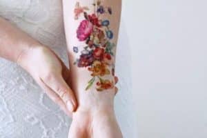 significado de rosas en tatuajes en el brazo