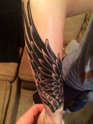 tatuajes chingones en el brazo de alas