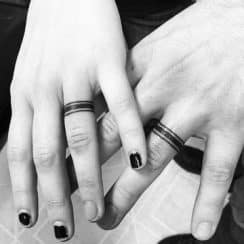El amor y los tatuajes de anillos de compromiso