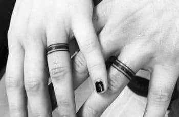 El amor y los tatuajes de anillos de compromiso