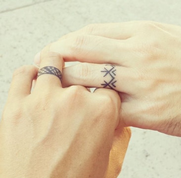 tatuajes de anillos de compromiso originales
