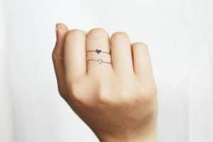 tatuajes de anillos para mujeres con corazones