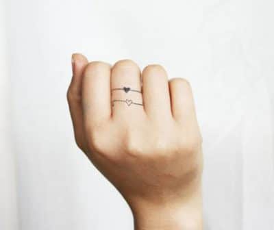 tatuajes de anillos para mujeres con corazones