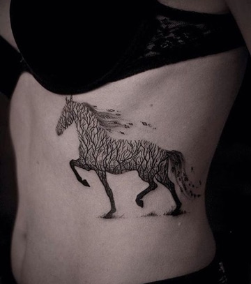 tatuajes de caballos para mujer en cintura