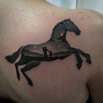 tatuajes de caballos para mujer en negro