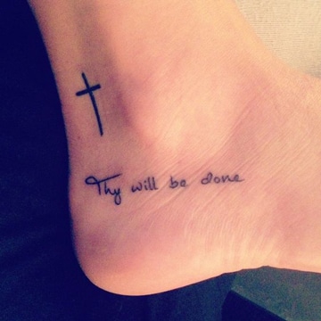 tatuajes de cruces pequeñas con frase
