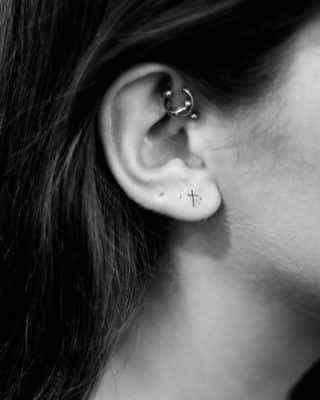 tatuajes de cruces pequeñas en oreja
