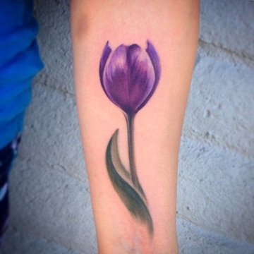 tatuajes de flores en el brazo para mujeres de tulipan