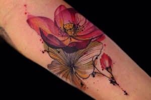 tatuajes de flores en el brazo para mujeres grandes