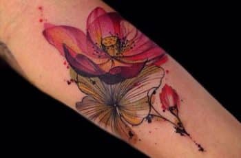 Realistas tatuajes de flores en el brazo para mujeres