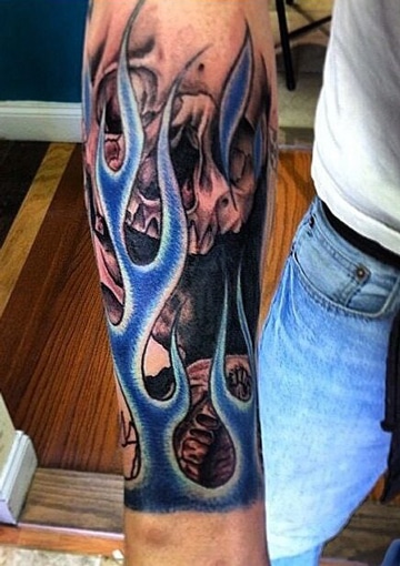 tatuajes de llamas en el brazo azules