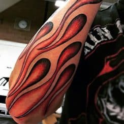 Tradicionales tatuajes de llamas en el brazo