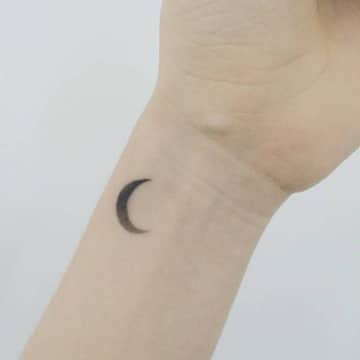 Emblematicos y pequeños tatuajes de luna en la muñeca