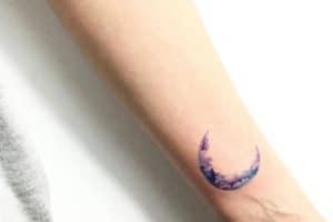 tatuajes de luna en la muñeca acuarela