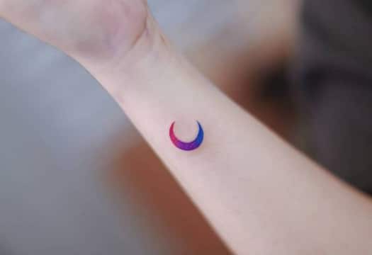 tatuajes de luna en la muñeca de colores