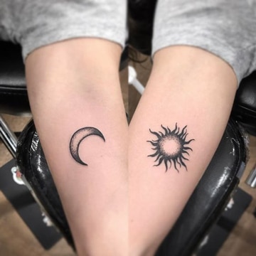 tatuajes de lunas pequeñas en brazo