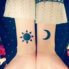 Curiosos y simbolicos  tatuajes de lunas pequeñas