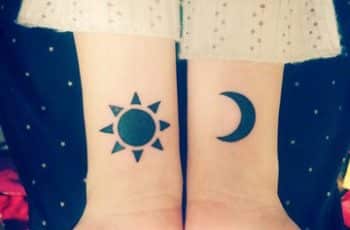 Curiosos y simbolicos  tatuajes de lunas pequeñas
