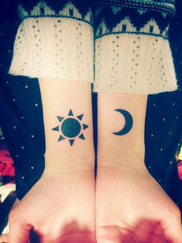 tatuajes de lunas pequeñas en muñeca