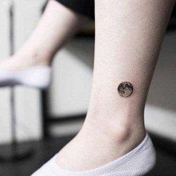tatuajes de lunas pequeñas negras