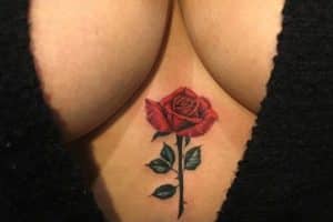 tatuajes de rosas en el pecho a color