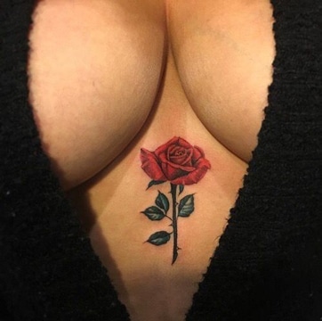 tatuajes de rosas en el pecho a color
