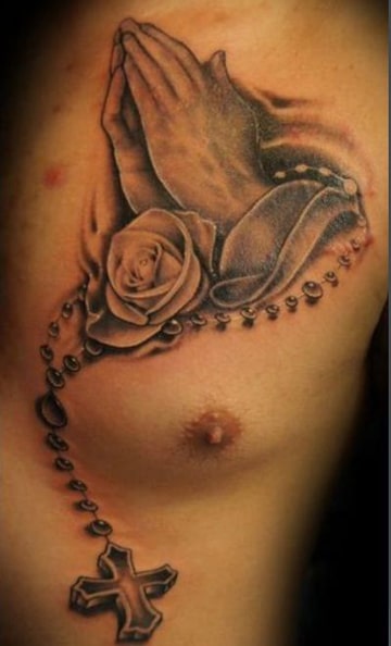 tatuajes de rosas en el pecho con rosario